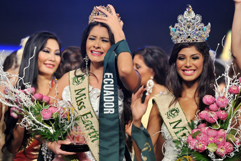 Cuộc thi Hoa hậu Trái đất năm nay chuyển địa điểm tổ chức từ Thái Lan sang Philippines (ảnh: Chung kết HHTĐ 2010).
